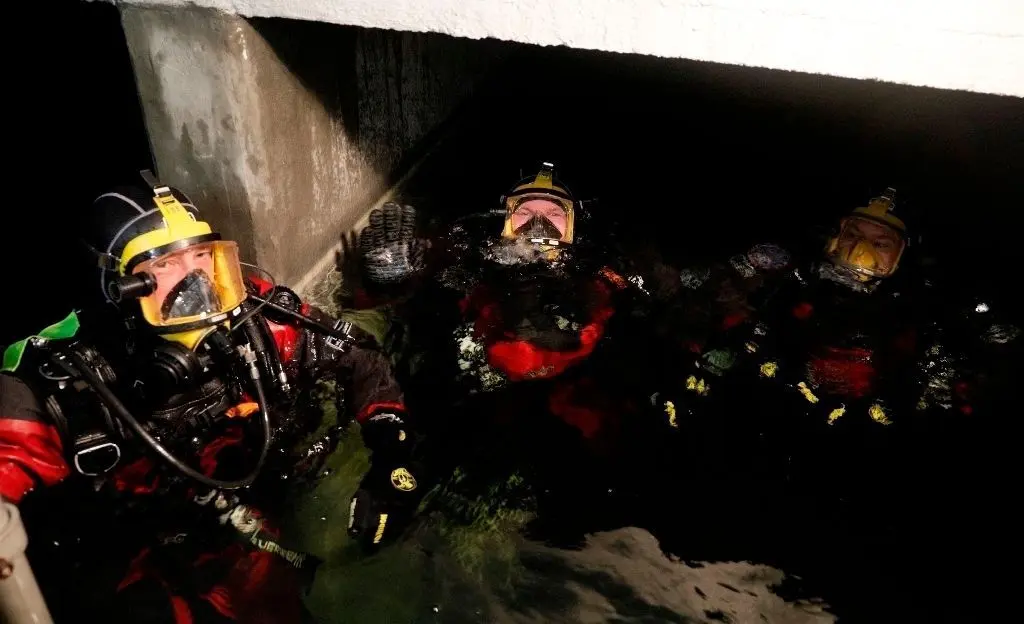 Wie Fische im Wasser, nur besser ausgerüstet: Roman Brandt, Jens Biegert und Olaf Bieck von der Tauchergruppe der Freiwilligen Feuerwehr Grünheide trainieren im Oegelner Wasserspeicherbecken.