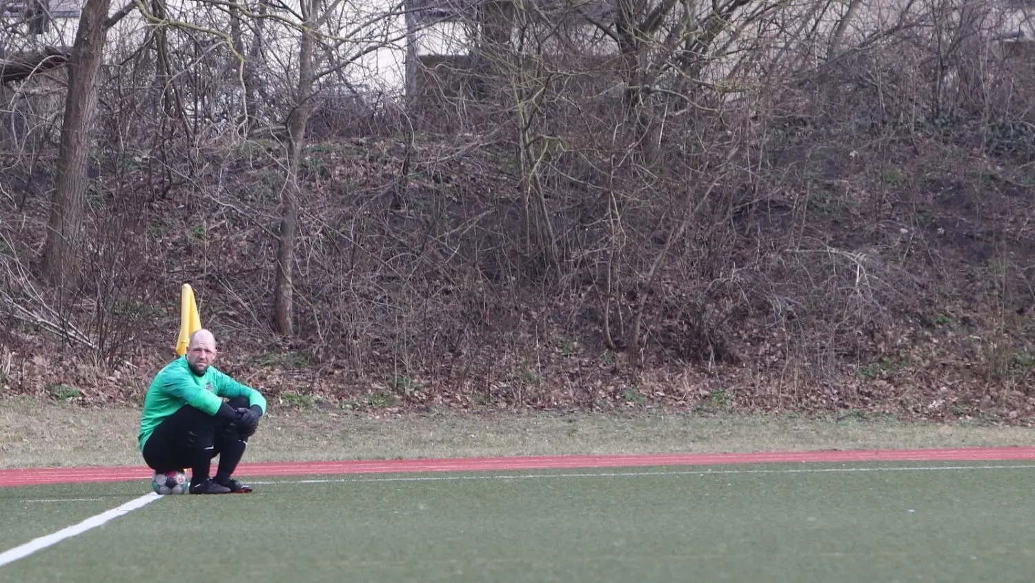 Konnte gar nicht hinschauen: An der Eckfahne suchte Keeper Daniel Borrmann für Minuten die Einsamkeit.