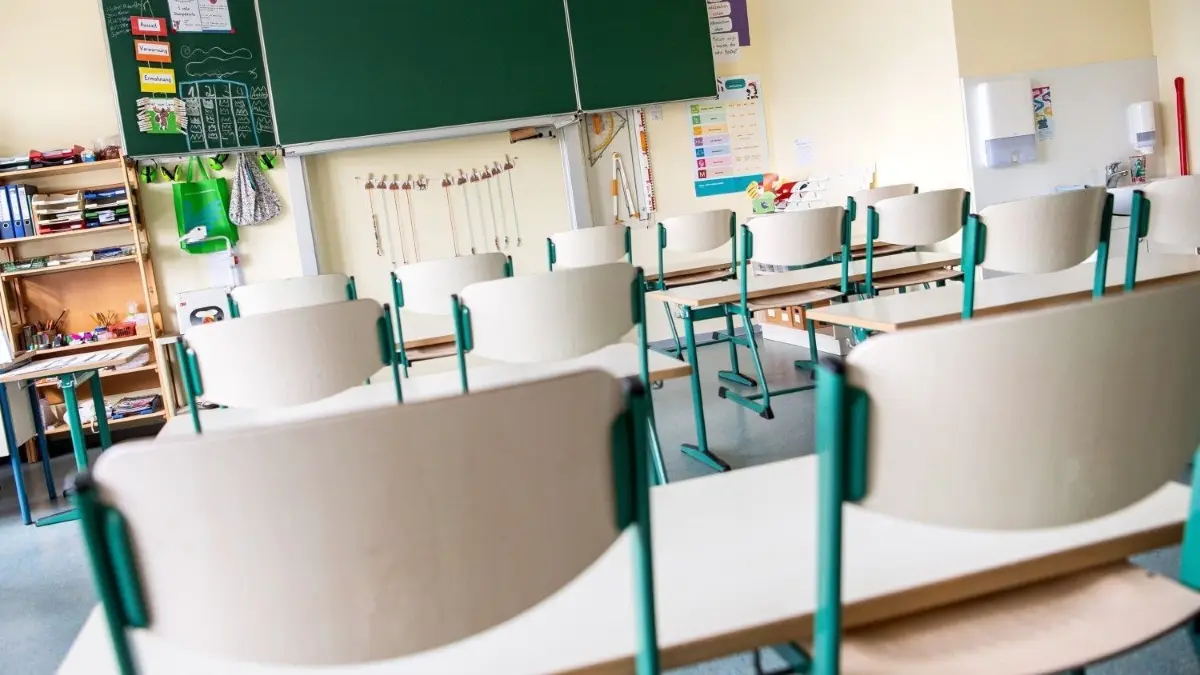 So wie in dieser Schule bleiben auch die Stühle an der Grundschule Trebbus oben. Über die Schule wurde Quarantäne verhängt.
ARCHIV - Zum Themendienst-Interview von Christina Bachmann vom 12. November 2020: Kein Unterricht wegen Corona-Quarantäne: Viele gesunde Kinder können derzeit nicht in die Schule gehen. Foto: Sina Schuldt/dpa/dpa-tmn - Honorarfrei nur für Bezieher des dpa-Themendienstes +++ dpa-Themendienst +++