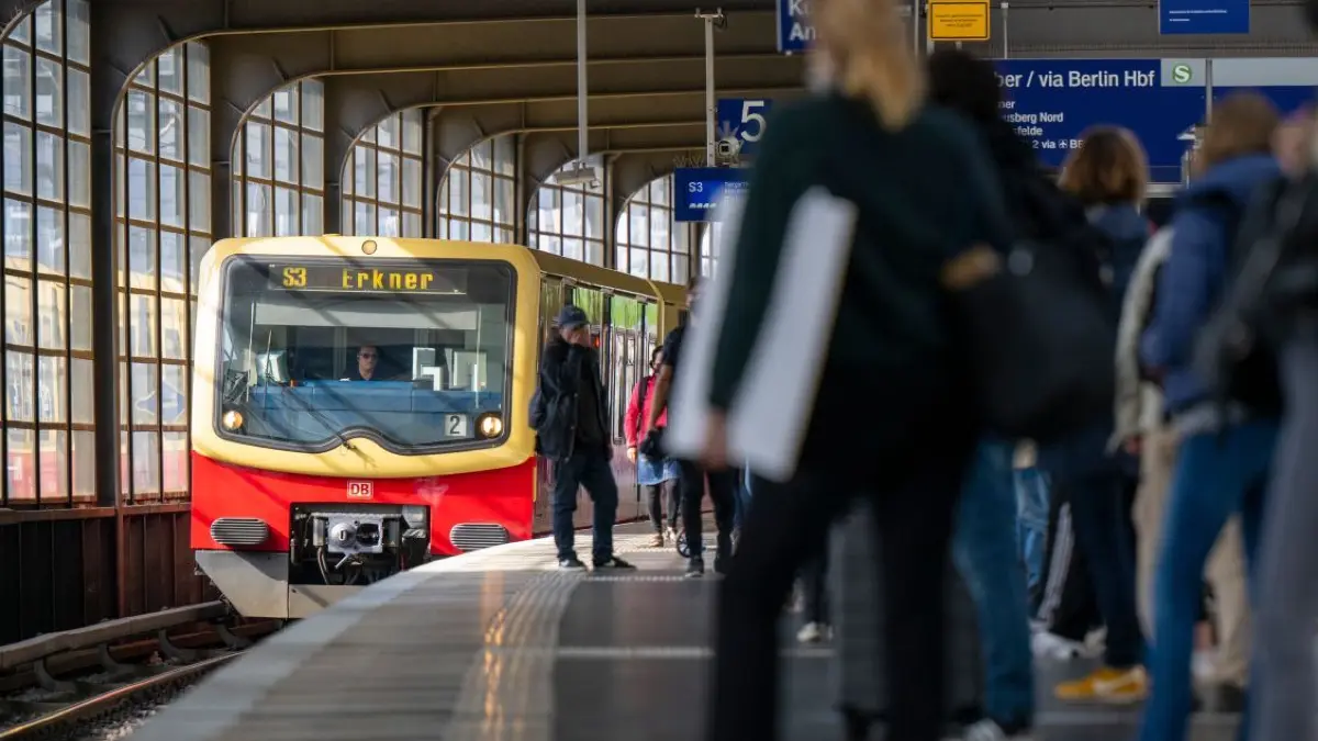 Zahlreiche Fahrgäste warten am Bahnhof Zoologischer Garten auf die S-Bahn der Linie S3 nach Erkner. In den Sommerferien müssen sich Pendler durch Bauarbeiten auf Einschränkungen gefasst machen.
Zahlreiche Fahrgäste warten auf einem Bahnsteig am Bahnhof Zoologischer Garten auf eine einfahrende S-Bahn der Linie S3. Seit dem 1. Juni gilt im bundesweiten Nahverkehr das 9-Euro-Ticket. +++ dpa-Bildfunk +++