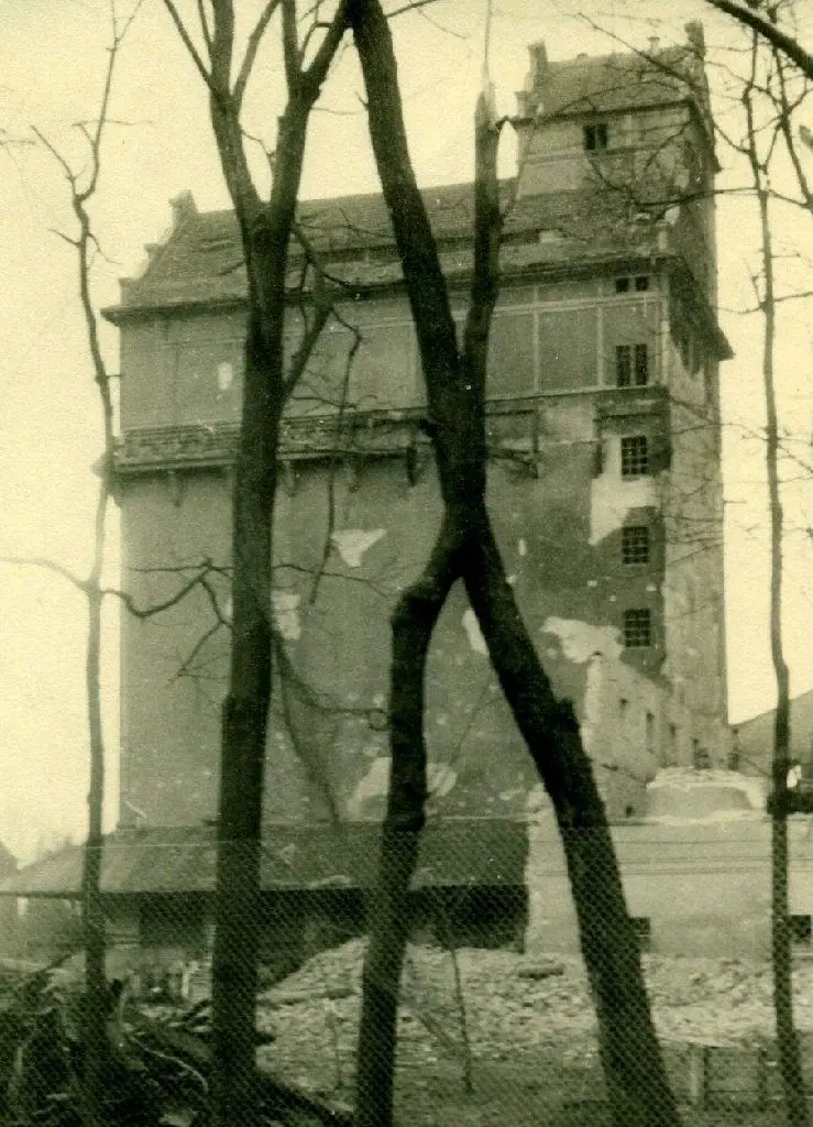 Der historische Kornspeicher an der Lehnitzstraße überstand den Flugangriff nahezu unbeschadet.
