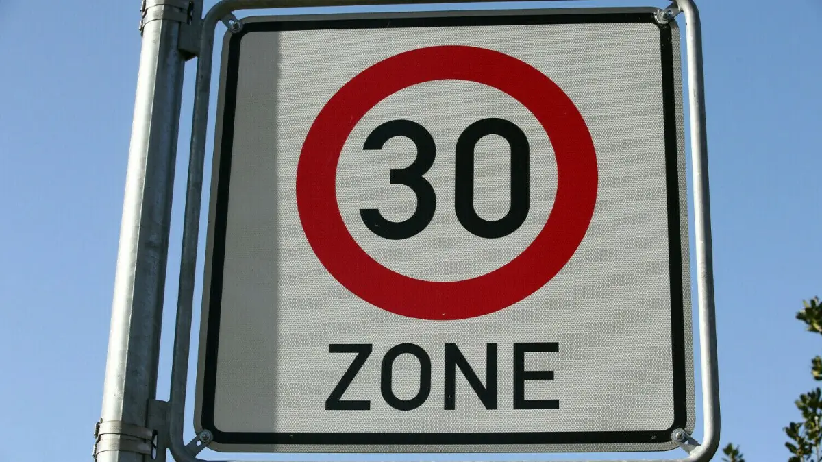 Tempo 30: Da, wo es nötig ist, kann Tempo 30 angeordnet werden. In der Joachimsthaler Straße in Britz ist es laut Unterer Straßenverkehrsbehörde im Bereich des Ortseingangs aus Golzow kommend nicht möglich.
ARCHIV - 15.04.2015, Mecklenburg-Vorpommern, Rostock: Ein Verkehrsschild weist auf eine Tempo-30-Zone hin. Mit verstärkten Verkehrskontrollen will die Polizei in Mecklenburg-Vorpommern von Dienstag (05.11.2019) an Verstöße gegen Vorfahrts- und Vorrangregelungen ins Visier nehmen. Um die Autofahrer für die Gefahren zu sensibilisieren, wollen die Beamten den ganzen November über besonders an Kreuzungen mit und ohne Ampel, aber auch in Tempo-30-Zonen kontrollieren. Foto: Bernd Wüstneck/dpa-Zentralbild/dpa +++ dpa-Bildfunk +++
