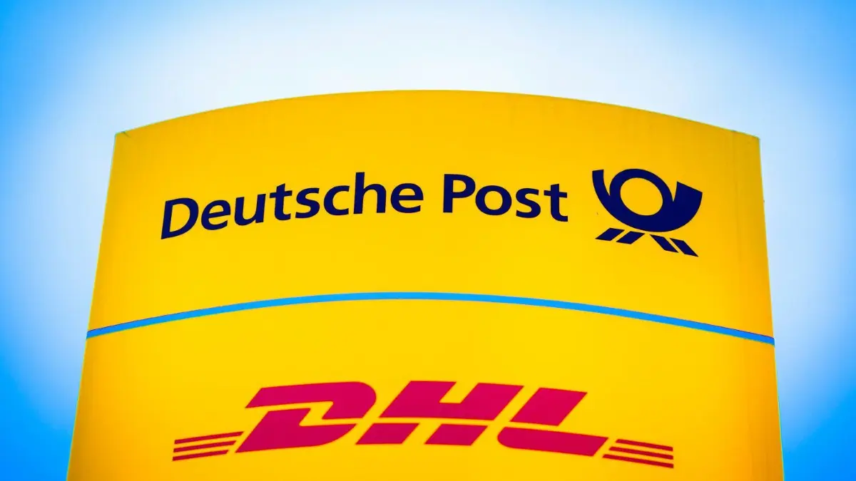 Post in der Gemeinde Schorfheide: Die Deutsche Post eröffnet am 1. Juni in der Finowfurt eine neue Partnerfiliale.
09.03.2023, Niedersachsen, Hannover: Die Logos von Deutsche Post und DHL leuchten am Morgen auf einem Schild vor einer Zustellbasis. Vor dem Hintergrund eines drohenden Streiks von Briefträgern und Paketboten legt die Deutsche Post am 09.03.2023 ihre Jahreszahlen vor. Erwartet wird ein Rekordergebnis. (zu dpa "Post legt Rekordzahlen vor - Verdi-Entscheidung über Streik erwartet") Foto: Moritz Frankenberg/dpa +++ dpa-Bildfunk +++