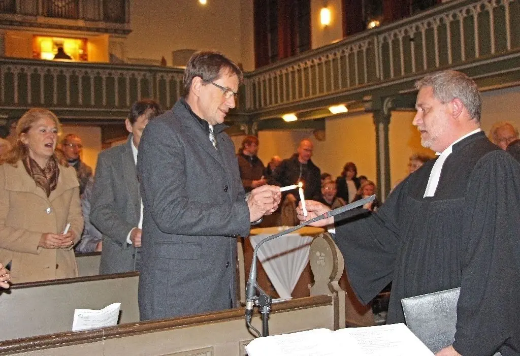 Kerzen als Symbol: Bürgermeister Uwe Schoknecht und Pfarrer Ulf Haberkorn gedenken in der Finowfurter Kirche der friedlichen Revolution.