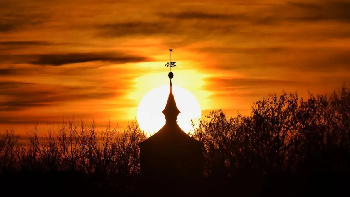 Wann ist die Wintersonnenwende 2023? Infos zu Uhrzeit, Sonnenuntergang und Co. findet ihr hier.
Die Sonne geht am Nachmittag hinter der Spitze der Mahlower Dorfkirche unter. Die evangelische Feldsteinkirche wurde im 13. Jahrhundert erbaut, steht unter Denkmalschutz und ist wegen ihres Pyramidendachs mit Turmkugel ein weithin sichtbares Wahrzeichen des Ortes. +++ dpa-Bildfunk +++