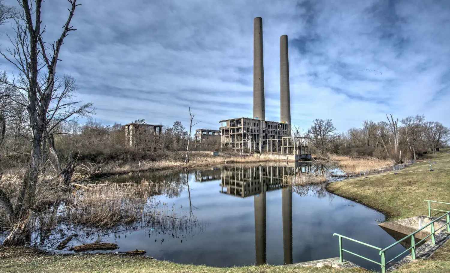 Die Gesamtansicht des Kraftwerkes Vogelsang bei Eisenhüttenstadt vom Radweg aus, der an der Industrieruine vorbeiführt. Die Betongerippe und die Türme wurden nie abgerissen, Biotope sind entstanden.