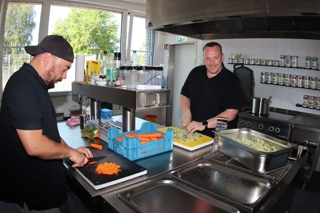 Vorgefertigte Lebensmittel kommen ihnen nicht in die Küche: Ronny Prill (r.) und Martin Rakitin kochen für 100 Kitakinder im Kinderhaus Fantasia in Schwanebeck täglich das Mittagessen mit frischen Zutaten.