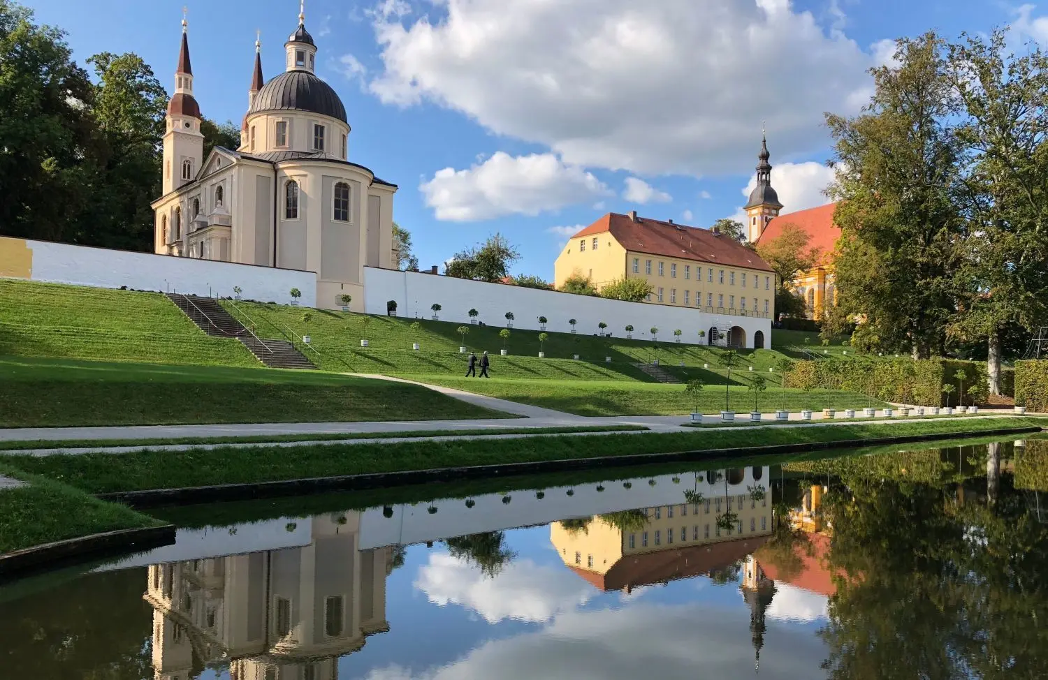 Zur Neuzeller Klosteranlage gehören eine evangelische und eine katholische Kirche.