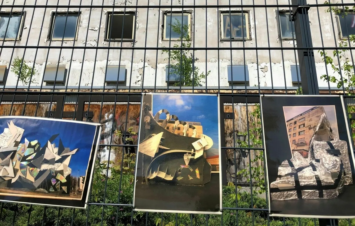Mai 2023: Unbekannte haben sich künstlerisch mit dem ehemaligen Hotel Lunik auseinandergesetzt und die Ergebnisse am Zaun befestigt.