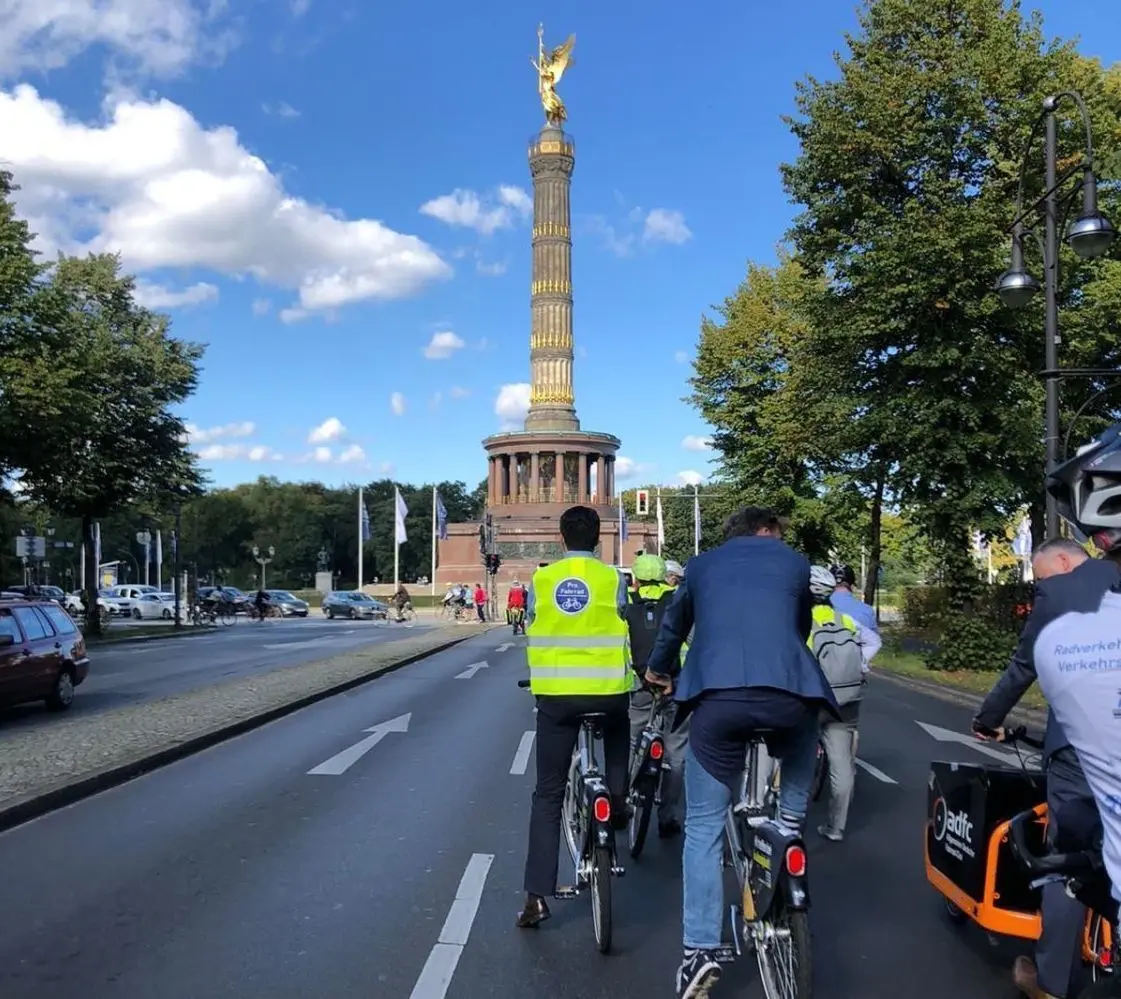 Einige der Teilnehmenden der Parlamentarischen Radtour 2020 durch Berlin waren Wissenschaftler, die an sieben Hochschulen in Deutschland im Rahmen der Stiftungsprofessuren des Bundesverkehrsministeriums zur Zukunft des Radverkehrs und Mobilität forschen.
