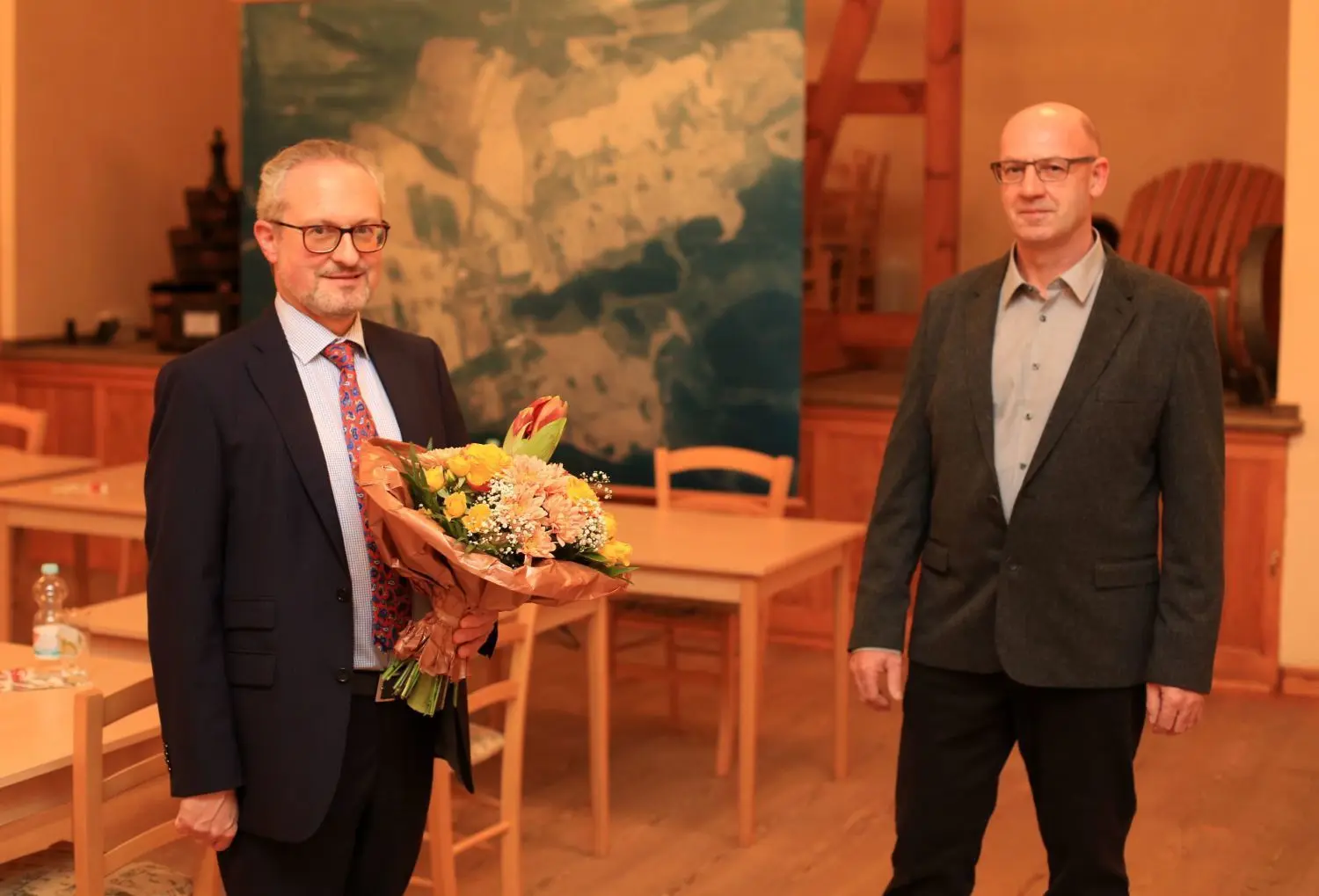 Hans-Joachim Blomenkamp ( li.)  ist der neue Amtsdirektor des Amtes Joachimsthal. Amtsausschussvorsitzender Michael Dupont gratulierte ihm nach seiner Wahl am 16.12.2020 in Friedrichswalde als Erster.