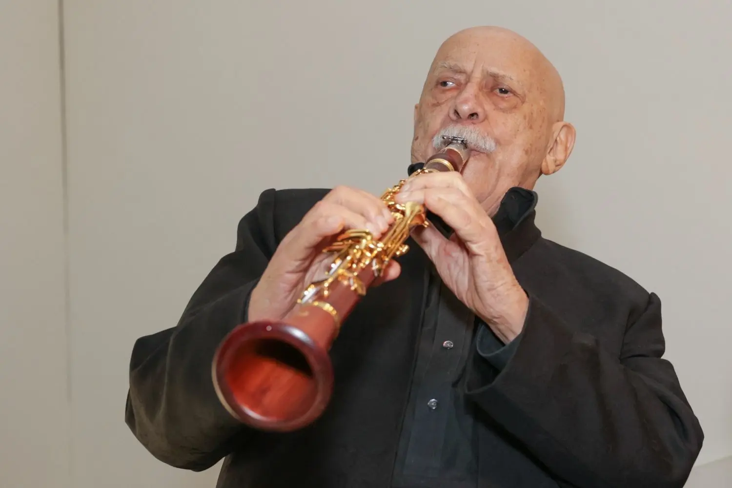 Der Klezmermusiker Giora Feidman spielt auf seiner Klarinette, bevor er sie dem Jüdischen Museum schenken wird. Der Künstler spielte beispielsweise die Klarinettenmelodien in Steven Spielbergs Drama „Schindlers Liste“.