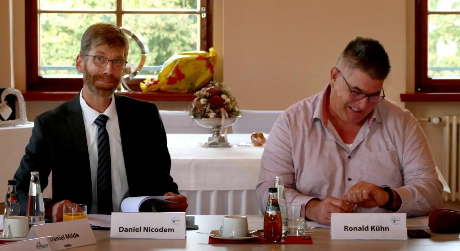 Die entscheidende Sitzung über die Zukunft von WAV-Chef Daniel Nicodem (l.) im Ratssaal Bernau. Ronald Kühn, Vorsitzender der Verbandsversammlung, schaut indes auf die Uhr.