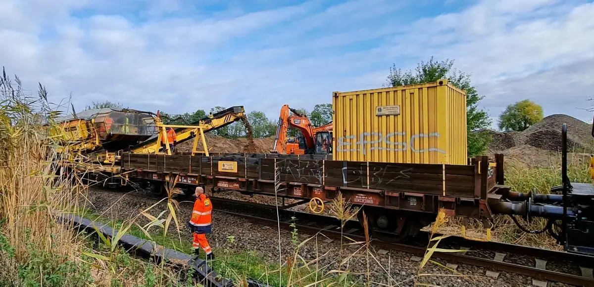 Gleisbetterneuerung auf der Strecke der Regionalbahn 60: Die Oderbruch-Strecke Eberswalde-Frankfurt wird für den Stundentakt ab 2025 fit gemacht. Ab dem 1. November 2023 ist der Bahnübergang in Letschin bei Seelow gesperrt.
