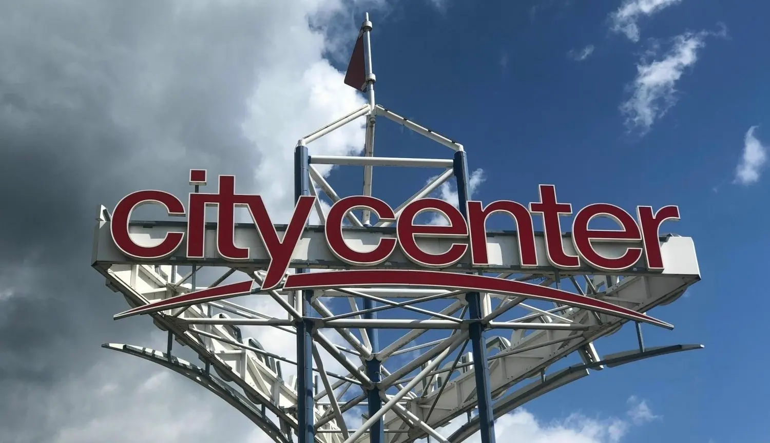 Weithin sichtbar: das City Center in Eisenhüttenstadt. Doch in der jüngsten Vergangenheit mussten die Besucher das Einkaufszentrum wiederholt verlassen und die Feuerwehr rückte an.