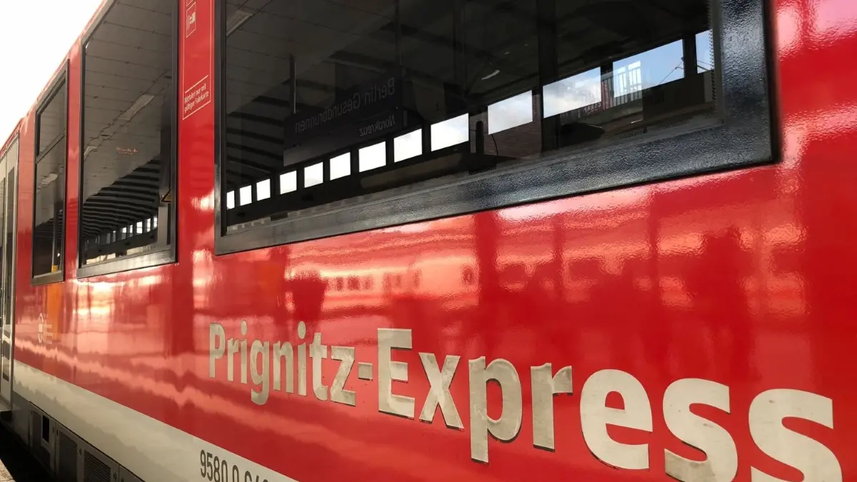 Bahn in Brandenburg: Der Name Prignitz gibt schon mal die Richtung des Zuges an. Der Zusatz „Express“ ist bislang noch ein weitgehend uneingelöstes Versprechen.
Prignitz-Exppress
Regionalexpress RE6
Gesundbrunnen Hennigsdorf Kremmen Neuruppin Wittenberge
Deutsche Bahn Bahnhof Zug Strecke
Talent 1 Bombardier