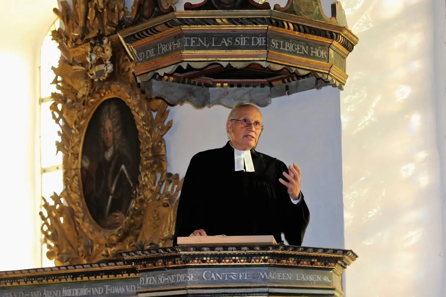 Ein bekannter Lutheraner im Oktober 2020: Hier gastierte der frühere Propst der Evangelischen Kirche Berlin-Brandenburg-schlesische Oberlausitz, Karl-Heinrich-Lütcke, zu einer Predigt auf der Kanzel der Hohennauener Dorfkirche.  Er gilt als jemand, der sich in den Jahren nach der Wiedervereinigung stark für den Prozess des Zusammenwachsens von Ost und West in der Kirche engagiert hatte.