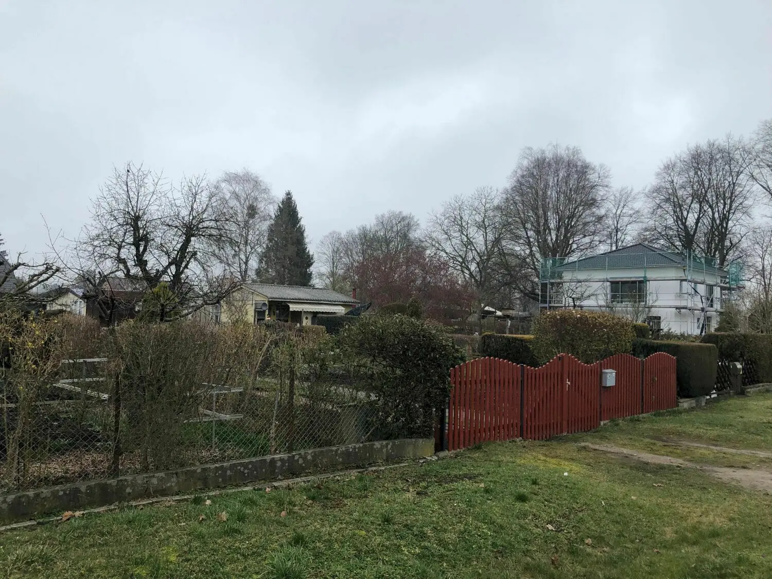 In der Kolonie Zukunft wechseln sich Wohnhäuser und Gartengrundstücke ab.