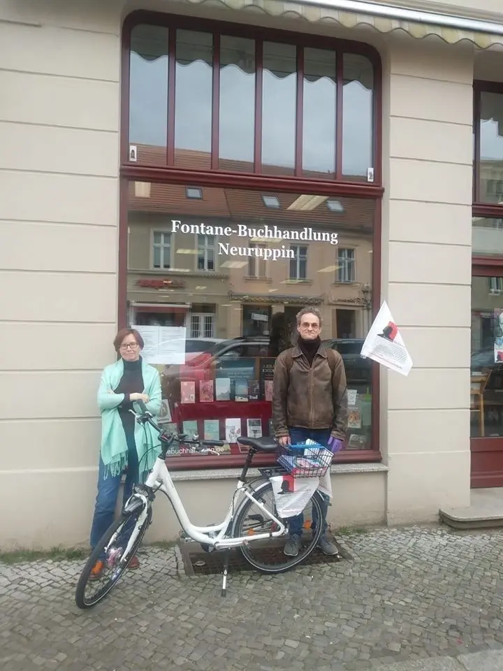 Seit Jahren ein Team: Für Jana Kolar-Voigt, Inhaberin der Fontanebuchhandlung, und ihren Angestellten Stefan Reute hat sich die Arbeit in den vergangenen Tagen stark verändert. Sie nimmt Bestellungen entgegen, er liefert Bücher aus.