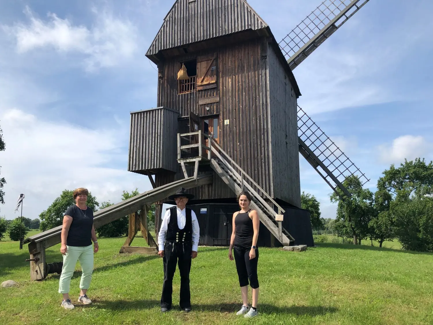 Die Drei vor der Vehlefanzer Bockwindmühle: Kerstin Rosen, Zimmermann Dieter Sawall und Franziska Hagen.