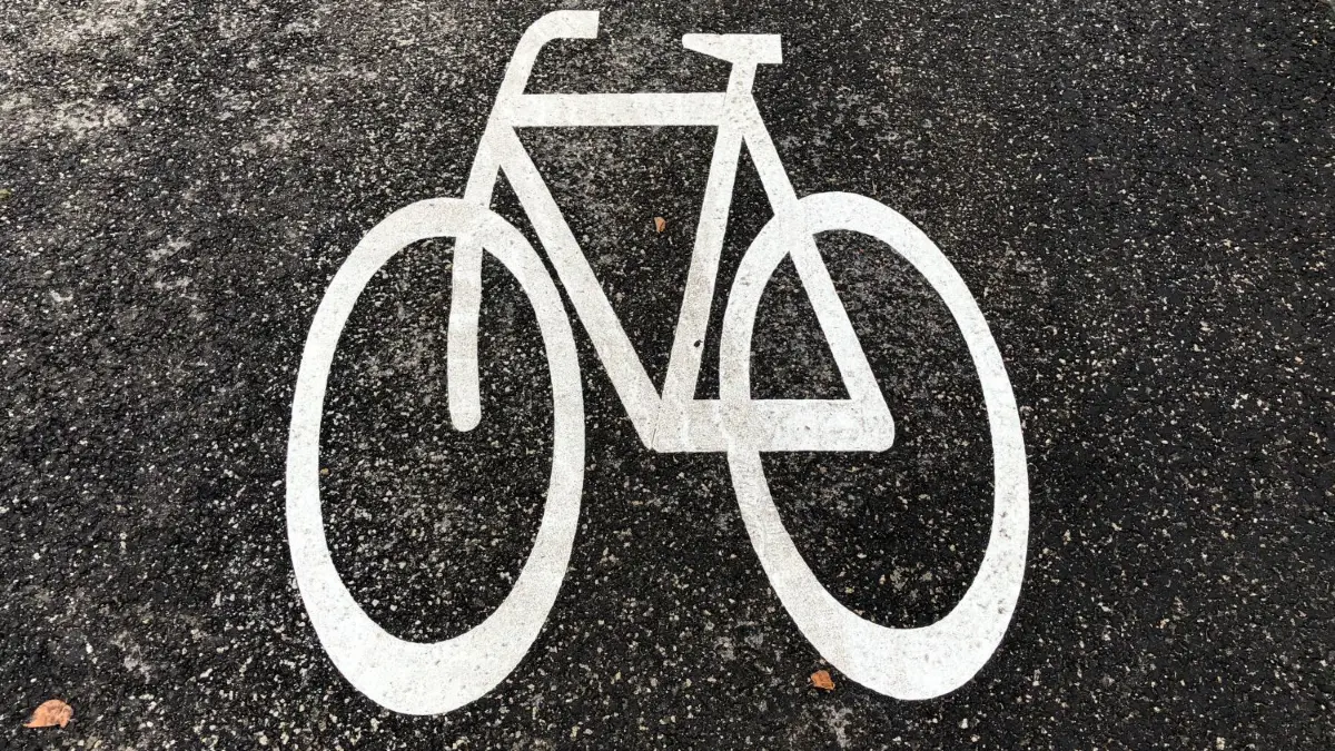 Symbolbild: Die Bürgerinitiative kämpft seit vier Jahren um Radwege entlang des Ruppiner Sees. Ausgerechnet die Absage des Landes Brandenburg könnte sich jetzt als Weg zum Ziel erweisen.
Piktogramm auf der Fahrbahn: Die Frankfurter Allee ist ab sofort auch für Radfahrer freigegeben, einen eigenen Radweg gibt es nicht.