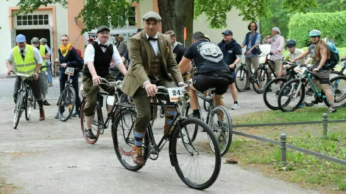 Auf geht’s: Auf historischen, aber auch modernen Fahrrädern starten die Teilnehmer des dritten „Muellrose Tweed Ride“ Anfang Juni 2022 am Schützenhaus. Veranstalter Reno Hölzke (vorn) ist stilecht gekleidet und radelt auf einem echten Oldtimer. (Archivbild)
Müllrose. 3. Auflage Muellrose Tweed Ride. Hier: Start. 04.06.2022. Foto: Jörg Hanisch