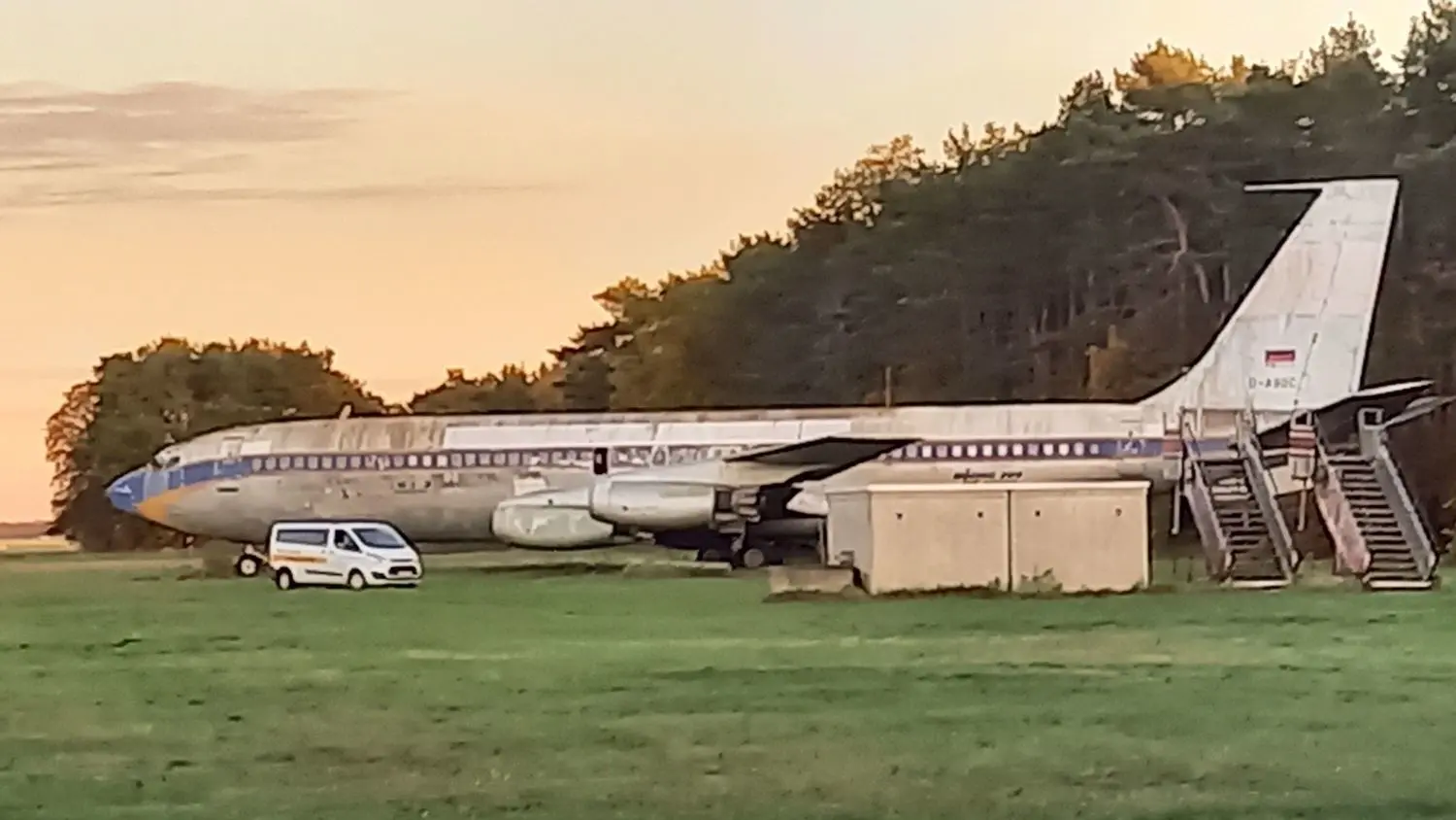 Die zurückgelassene Boeing 707 mit der historischen Lufthansa-Lackierung am Ende der Landebahn des geschlossenen Berliner Flughafens Tegel hat eine ziemlich bewegte Geschichte.