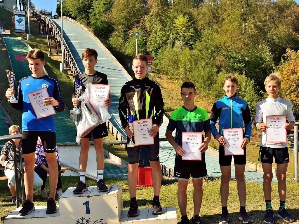 Großer Moment: Siegerehrung in der Nordischen Kombination mit Gewinner Moritz Terei