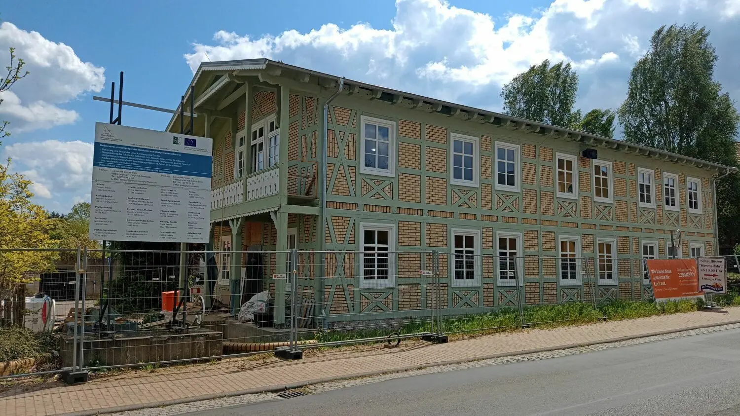 Das zukünftige Dorfgemeinschaftshaus in der Hauptstraße 116 in Finowfurt. Immer wieder kam es zu Verzögerungen, doch jetzt sollen die Arbeiten vor dem Abschluss stehen.