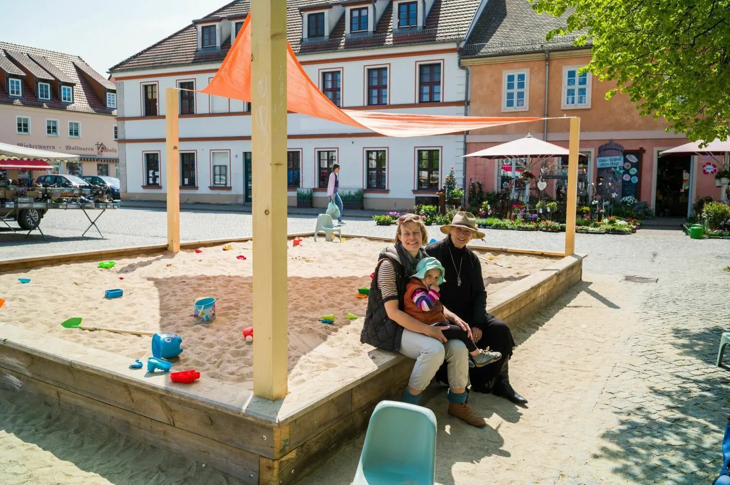 Der Sandkasten auf dem Marktplatz ist seit Jahren ein belebendes Element in der Beeskower Innenstadt