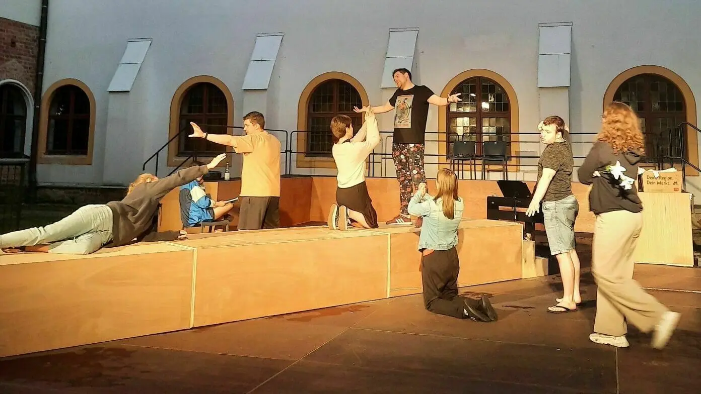 In barocker Kulisse: Probe für die Inszenierung der Händel-Oper „Der Triumph von Zeit und Wahrheit“ auf der Bühne im Kreuzhof des Klosters Neuzelle