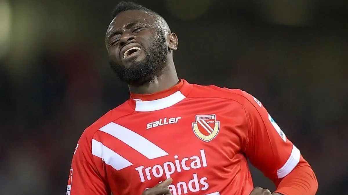 Boubacar Sanogo läuft seit 982 Minuten einem Torerfolg für Energie Cottbus hinterher.
Fuaball 2. Bundesliga 20. Spieltag: FC Energie Cottbus - SV Sandhausen am 07.02.2014 im Stadion der Freundschaft in Cottbus (Brandenburg). Energies Boubacar Sanogo dreht nach einer verpassten Torchance ab. Energie Cottbus verliert sein Heimspiel gegen den SV Sandhausen mit 0:1. Foto: Thomas Eisenhuth/dpa (Wichtiger Hinweis: Aufgrund der Akkreditierungsbestimmungen der DFL ist die Publikation und Weiterverwertung im Internet und in Online-Medien wahrend des Spiels auf insgesamt f¸nfzehn Bilder pro Spiel begrenzt.) +++(c) dpa - Bildfunk+++