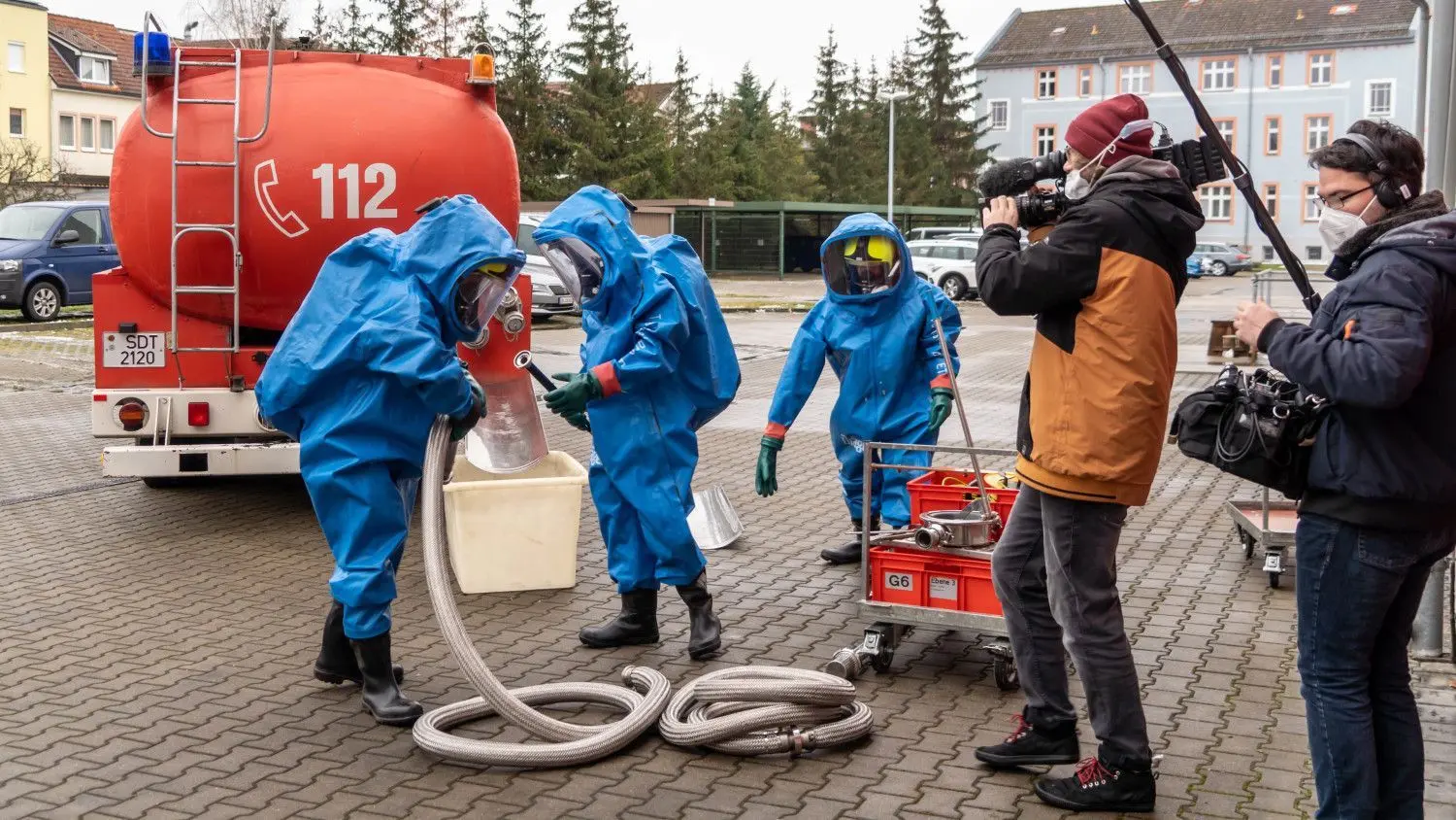 Ein Kamera-Team des mdr begleitet die Gefahrgut-Übung der Feuerwehr in Schwedt.