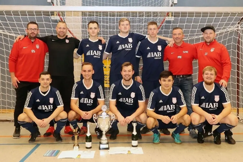 Landesklasse-Absteiger SV Pinnow hat den ersten Dähn-Liga-Titel der Saison gewonnen. In der Schwedter Neue-Zeit-Halle hatte das Team von Coach David Schrödter (hinten links) die Nase vorn, auf dem Großfeld ist man zur Halbserie Dritter.