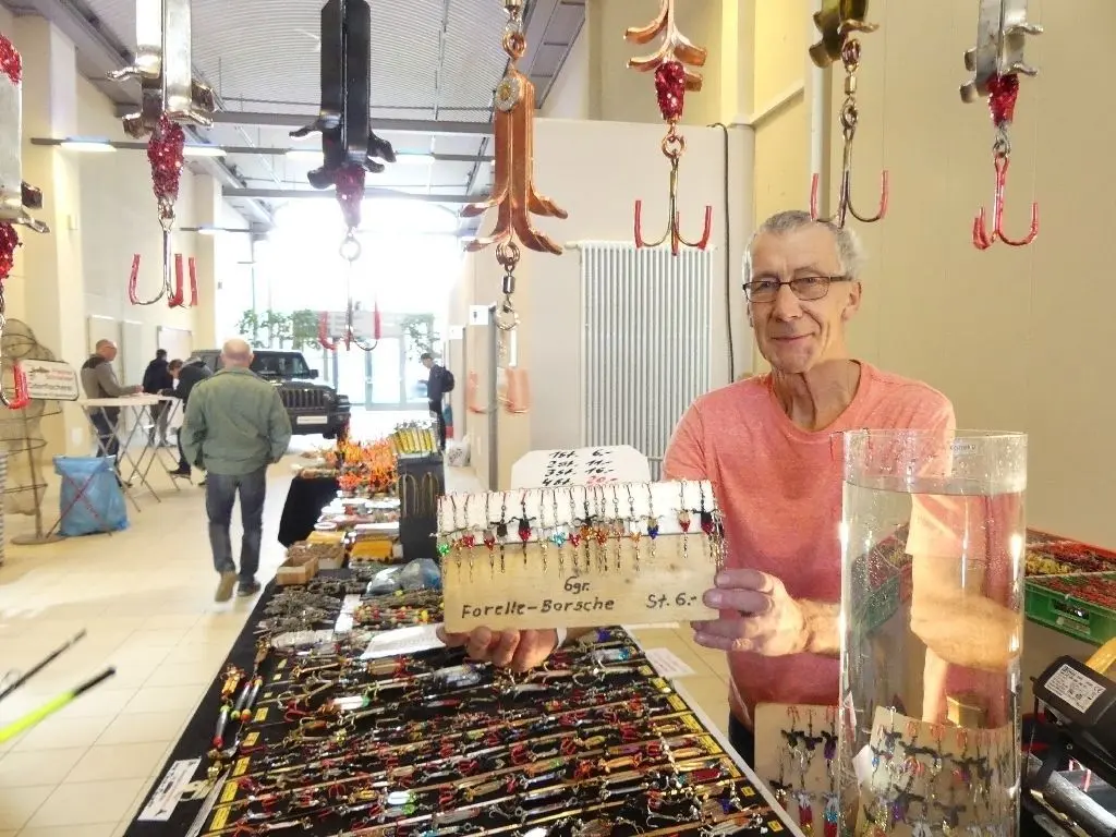 Bunte Wobbler und Blinker Spinner im Angebot: Günter Ulshöfer verkaufte auf der Frankfurter Angelmesse selbst gebastelte Köder. Er war einer von mehr als 50 Ausstellern am Wochenende auf der Angel-Expo, die wieder Tausende Besucher in die Messehalle lockte.