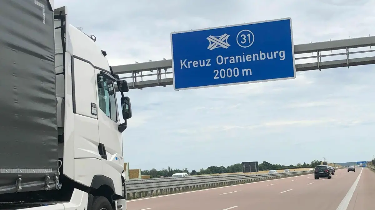 Verkehrsteilnehmer haben die Ausschilderung der Umleitung für die geschlossene Anschlussstelle in Birkenwerder kirtisiert. Ihnen fehlt ein Hinweis am Dreieck Oranienburg.
Verkehrsteilnehmer haben die Ausschilderung der Umleitung für die geschlossene Anschlussstelle in Birkenwerder kirtisiert. Ihnen fehlt ein Hinweis am Dreieck Oranienburg.