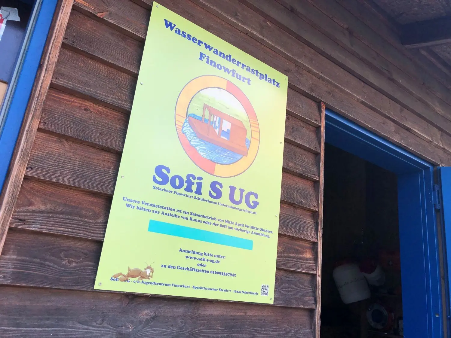 Neues Angebot: Das Schild am Bootsschuppen der Schülerfirma in Finowfurt weist auf das Solarfloß hin.
