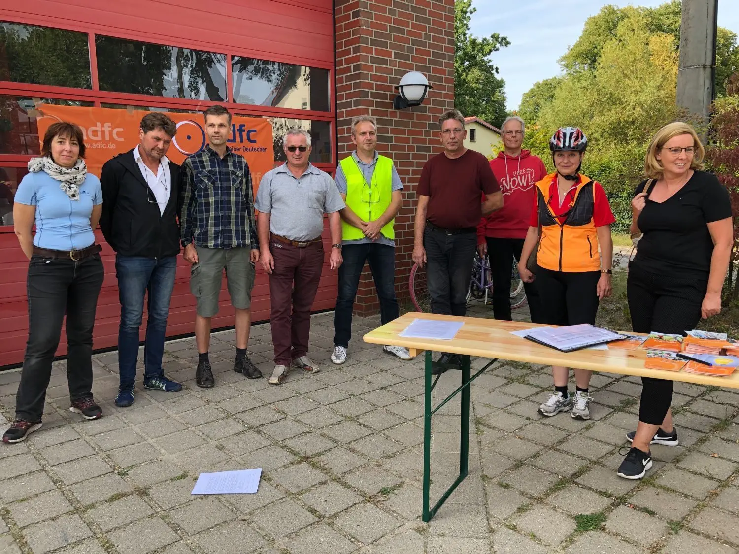 Sie machen sich für den Radweg an der L 21 für ihre Orte stark: BI-Sprecherin Joana Ohme, Jens Berschneider, Thomas Krüger, Heinz Ließke, Ahmet Ötzemel, Thomas Pump, Heiner Klemp, Katrin Kittel und Heike Bartel (von links).