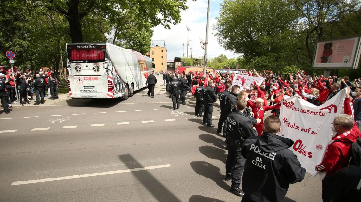Der Mannschaftsbus mit den Spielern von Union Berlin wurde vor dem Spiel von Hunderten Union-Fans begrüßt.
