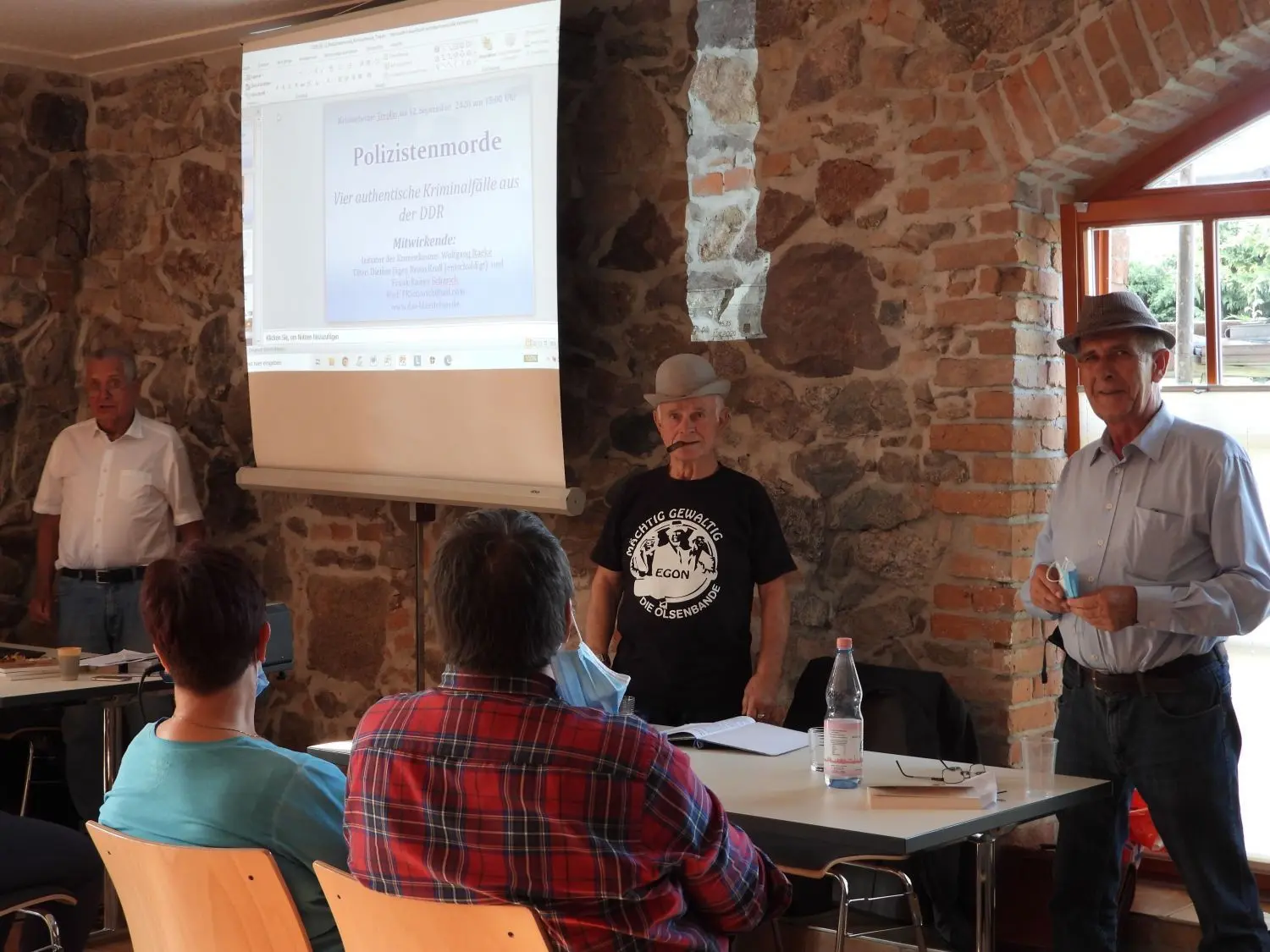 Mächtig gewaltig, Egon: Wolfgang Raeke, Diether Jäger und Frank Rainer Schurig (hinten, v.r.) bei der 23. Auflage der Trepliner Krimischeune.