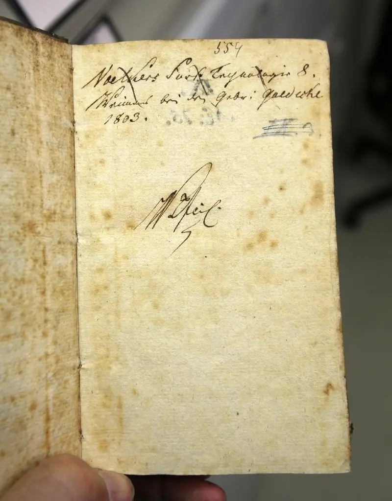 Persönliche Signatur: Der Band war ein Teil der Pfeil-Sammlung, dem Grundstock der Bibliothek.