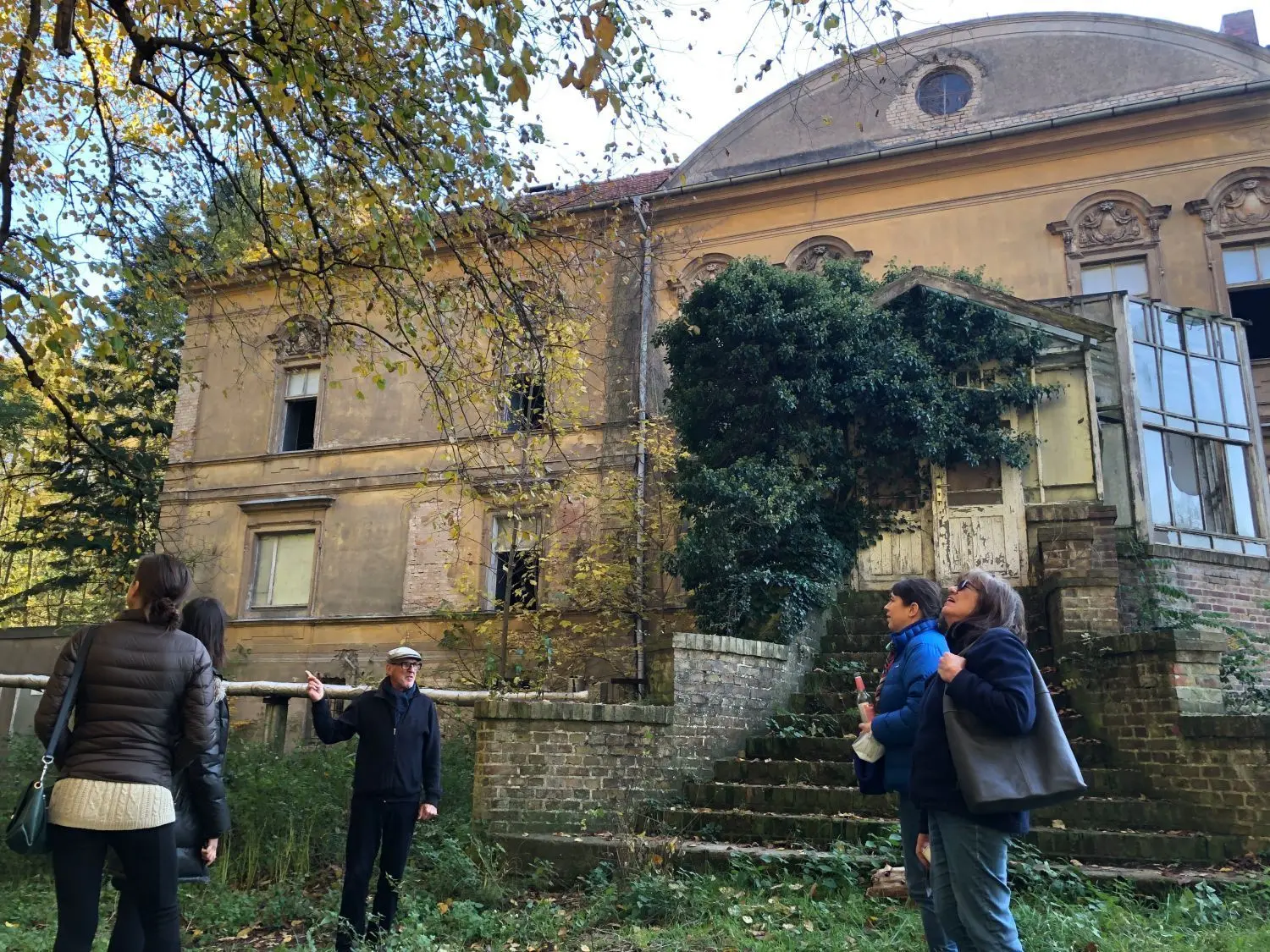 Vorne pfui, hinten hui: Wintergarten und Fassade sieht man den früheren Charme des einst herrschaftlichen Hauses noch an – wenn man die Hinteransicht betrachtet. Vorn ist zu DDR-Zeiten alles entfernt worden, was daran erinnert hätte. Aus dem Gebäude soll ein Hotel werden.