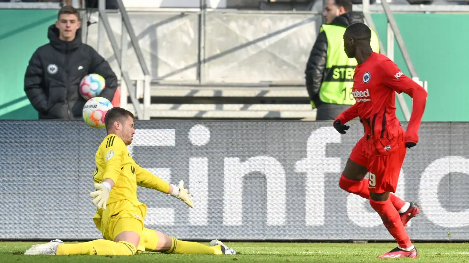 Frankfurts Randal Kolo Muani (rechts) erzielt das Tor zum 1:0. Torwart Lennart Grill von Union Berlin ist ohne Abwehrchance.