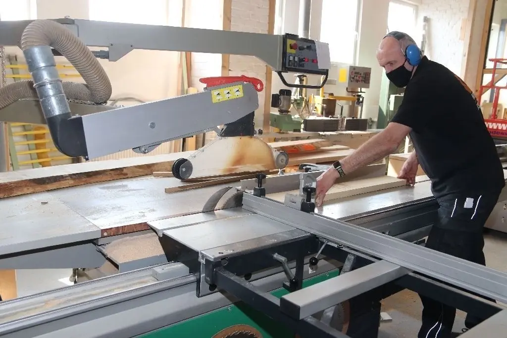 Ton in Ton: Mit einer schwarzen Maske über Nase und Mund führt Tischlermeister Michael Herrmann Zusägearbeiten in seiner Werkstatt in Bernau durch. Zum Schutz der Kunden trägt er die Maske auch zu Terminen bei ihnen.