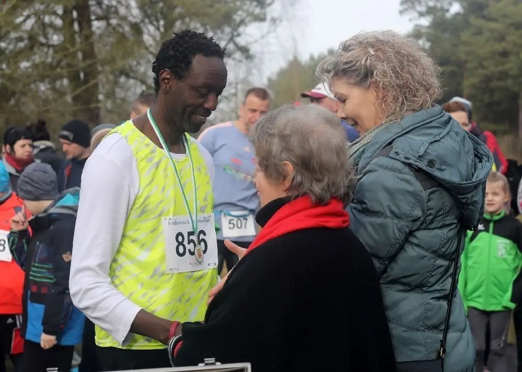 Freut sich über seine Medaille: Charles Kimingi Thaiya aus Kenia. Mechthild Tschierschky und Jaqueline Müller (rechts) gratulieren.