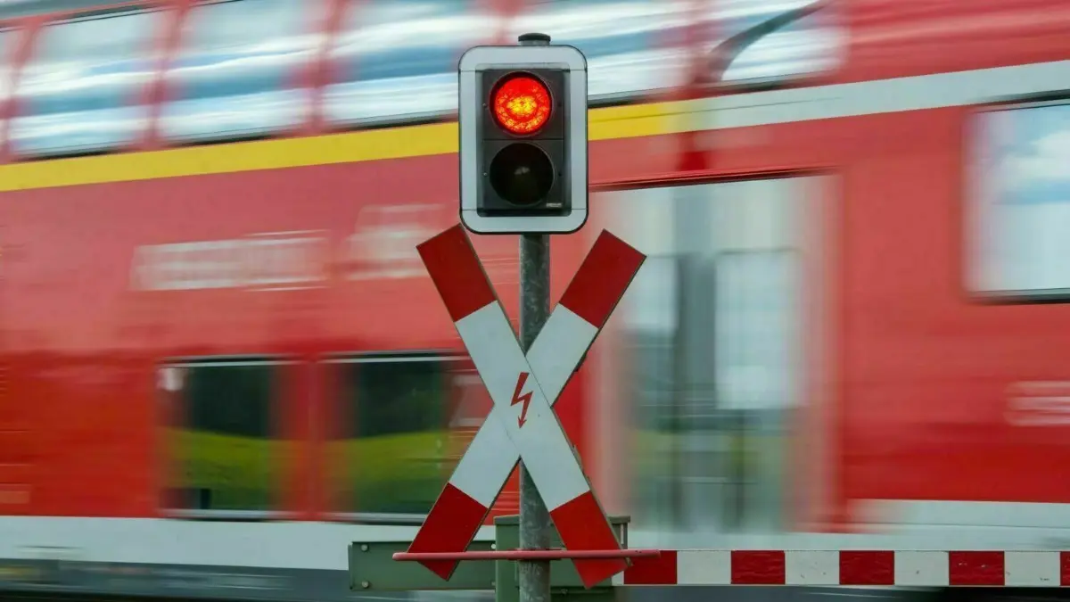 Mit dem 49-Ticket soll Bus- und Bahnfahren für alle attraktiver und einfacher werden. Doch die komplizierten ÖPNV-Strukturen in Deutschland machen eine schnelle und reibungslose Einführung schwierig. (Symbolbild)
ARCHIV - Ein Regionalexpress der Deutschen Bahn fährt am 04.05.2015 an einem geschlossenen Bahnübergang nahe Pillgram (Brandenburg) vorbei. In Brandenburg gab es im vergangenen Jahr 882 Bahnübergänge, an denen sich 10 Zusammenstöße ereigneten. Das geht aus einer am Mittwoch veröffentlichten Übersicht der Deutschen Bahn hervor. (zu «Jahresbilanz: Zehn Unfälle an Bahnübergängen in Brandenburg» vom 08.11.2017) Foto: Patrick Pleul/dpa-Zentralbild/dpa +++ dpa-Bildfunk +++