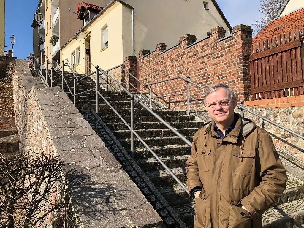 Spuren jüdischen Lebens: Reinhard Schmook, Leiter des Oderlandmuseums in Bad Freienwalde, ist entsetzt über den Müll, der sich über die Fläche der Gedenkstätte am Fuß der Judentreppe verteilt. Seit 2012 erinnert das Denkmal in der Fischerstraße an die ehemalige Synagoge, deren Vergangenheit der Gedenkstein widerspiegelt. Auf Bürgersteigen m Bad Freinwalder Stadtgebiet gibt es sogenannte Stolpersteine, die an jüdische Bürger erinnern, die von den Nazis deportiert und ermordet wurden.