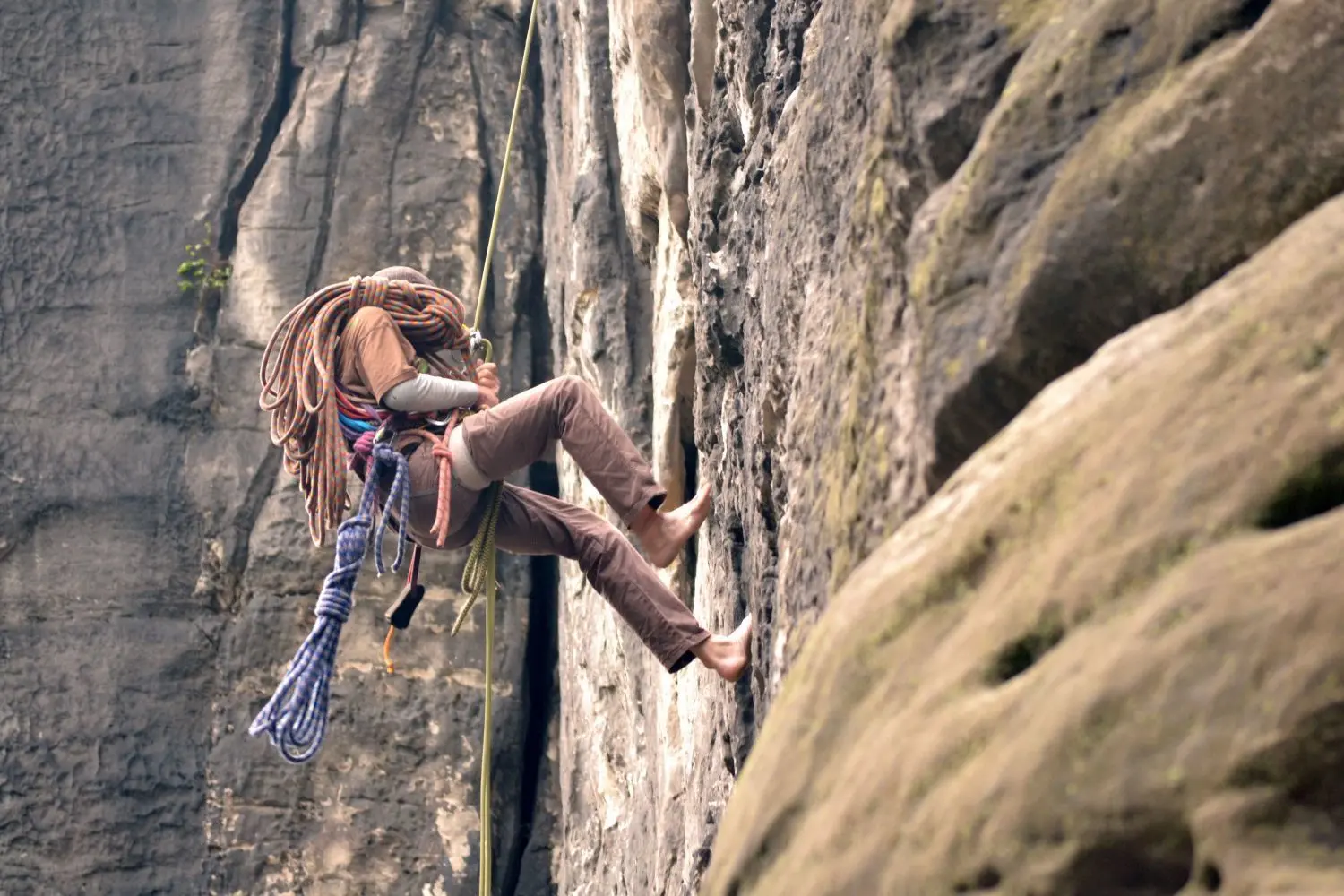 Nur für Schwindelfreie: Barfuß klettert Bernd Arnold an einem Felsen bei Rathen in der Sächsischen Schweiz. Klettertechniken und Hilfsmittel, die andernorts erlaubt sind, gelten im Elbsandsteingebirge als verboten.