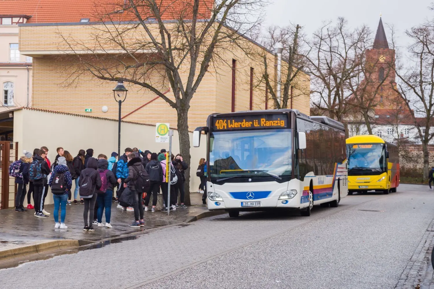 Corona sorgt für immer mehr Einschränkungen. Beim Busverkehr Oder-Spree durften die Fahrer ab Mitte März nicht einmal mehr Fahrscheine kaufen. Eine schwierige Situation vor allem für Senioren auf kleinen Dörfern. Fahrscheinautomaten gibt es da nicht. Monatskarten wie die Schüler haben auch nicht alle.