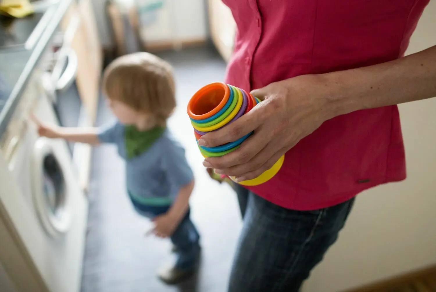 Der Alltag wird für viele Alleinerziehende zur besonderen Herausforderung – denn nicht nur die Kinderbetreuung, sondern auch die Hausarbeit lastet auf ihnen.